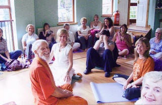 Archived workshop image highlighting close guidance and mentorship dynamics in Muz Murray teaching sessions.